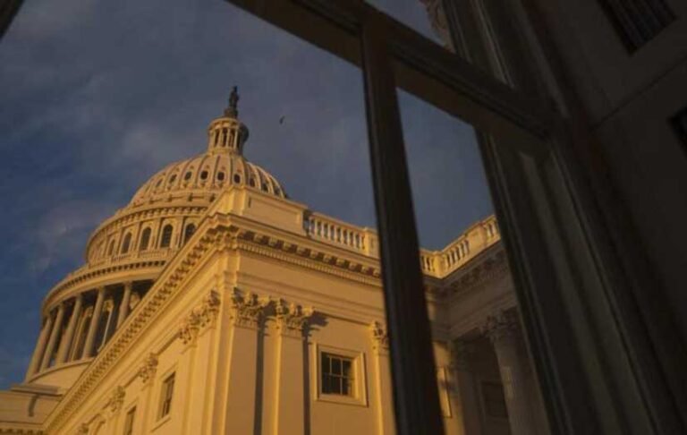 മിനിയാപൊളിസിലുണ്ടായ വെടിവെപ്പിനെത്തുടർന്ന് അമേരിക്കയിൽ രാഷ്ട്രീയ പ്രതിസന്ധി രൂക്ഷമാകുന്നു, ഭാഗിക അടച്ചുപൂട്ടൽ ഭീഷണിയിൽ