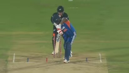 വിക്കറ്റ് തെറിച്ചത് വെറുതെയല്ല, സഞ്ജൂവിന്‍റെ ബാറ്റിംഗിലെ വലിയ പിഴവ് തുറന്നുകാട്ടി സുനില്‍ ഗാവസ്കർ