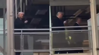 ആ പ്രയോഗം ചൊടിപ്പിച്ചു! കുപിതനായി ട്രംപ്, പ്രതിഷേധക്കാരന് നേരെ നടുവിരൽ