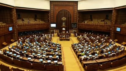 നിയമസഭയില്‍ ഗവർണറുടെ നയപ്രഖ്യാപന പ്രസംഗം; കേരളം വികസനത്തിന്‍റെ പാതയില്‍, 10 വ‍ർഷത്തെ മികച്ച നേട്ടങ്ങൾ എടുത്തു പറഞ്ഞ് പ്രസംഗം