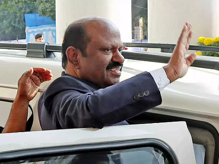 സുരക്ഷാസേനയില്ലാതെ തെരുവിലിറങ്ങി പശ്ചിമ ബംഗാൾ ഗവർണർ സി വി ആനന്ദബോസ്