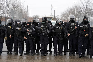 മിനിയാപൊളിസിൽ പ്രതിഷേധം കനക്കുന്നു: തയ്യാറായി നിൽക്കാൻ സൈനികർക്ക് നിർദേശം