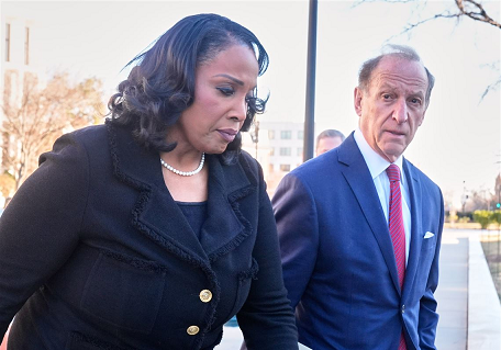 ഫെഡറല്‍ റിസര്‍വ് ഗവര്‍ണര്‍ ലിസ കുക്കിനെ പുറത്താക്കിയ നടപടിയില്‍ ട്രംപിന് തിരിച്ചടി