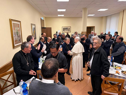 വത്തിക്കാനിലെത്തിയ പെറുവിയൻ ബിഷപ്പുമാർക്കിടയിൽ അപ്രതീക്ഷിത സന്ദർശനം നടത്തി ലെയോ പാപ്പ