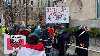 വെനിസ്വേലൻ വിഷയത്തിൽ കാനഡയിലെ അമേരിക്കൻ എംബസിക്ക് മുന്നിൽ വൻ പ്രതിഷേധം