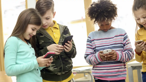 ഓസ്‌ട്രേലിയക്ക് പിന്നാലെ ഫ്രാൻസ്! 15 വയസ്സിന് താഴെയുള്ളവർക്ക് സോഷ്യൽ മീഡിയ നിരോധിക്കും; ഹൈസ്‌കൂളുകളിൽ ഫോൺ വിലക്കും