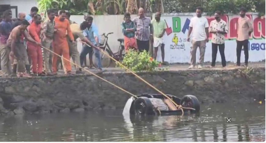 വ​ട​ക്ക​ന്‍ പ​റ​വൂ​രി​ല്‍ കാ​ര്‍ പു​ഴ​യി​ല്‍ വീ​ണു; ഡ്രൈ​വ​റെ ര​ക്ഷ​പ്പെ​ടു​ത്തി