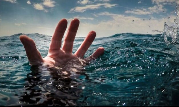 ആ​ല​പ്പു​ഴ​യി​ൽ യു​വാ​വ് ക​ട​ലി​ൽ ചാ​ടി മ​രി​ച്ചു; കൂ​ടെ​യു​ണ്ടാ​യി​രു​ന്ന പെ​ൺ​കു​ട്ടി​യെ കാ​ണാനി​ല്ല