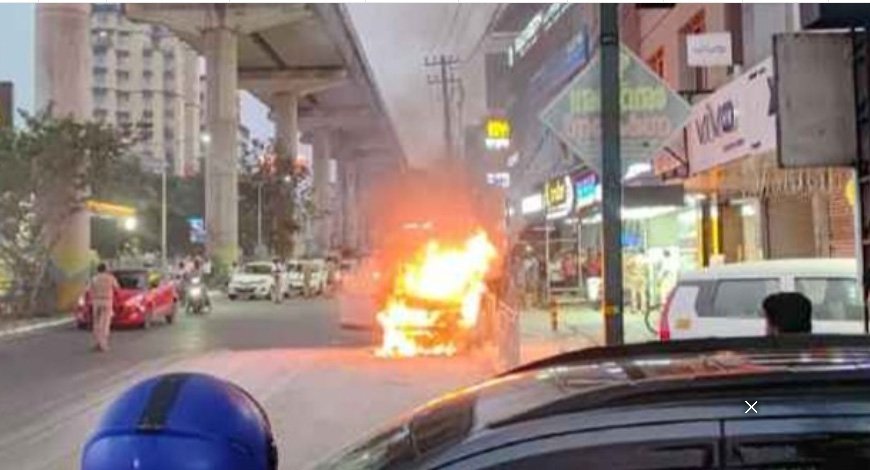 ഇ​ട​പ്പ​ള്ളി ലു​ലു​മാ​ളി​ന് സ​മീ​പം ഓ​ടി​ക്കൊ​ണ്ടി​രു​ന്ന കാ​റി​ന് തീ​പി​ടി​ച്ചു