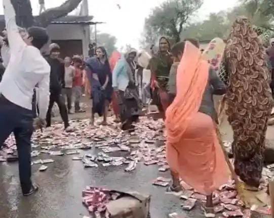 മദ്യപാനികളുടെ ശല്യം സഹിക്കവയ്യാതെ നൂറിലധികം സ്ത്രീകള്‍ ചേർന്ന് മദ്യശാലകള്‍ തല്ലിത്തകർത്തു