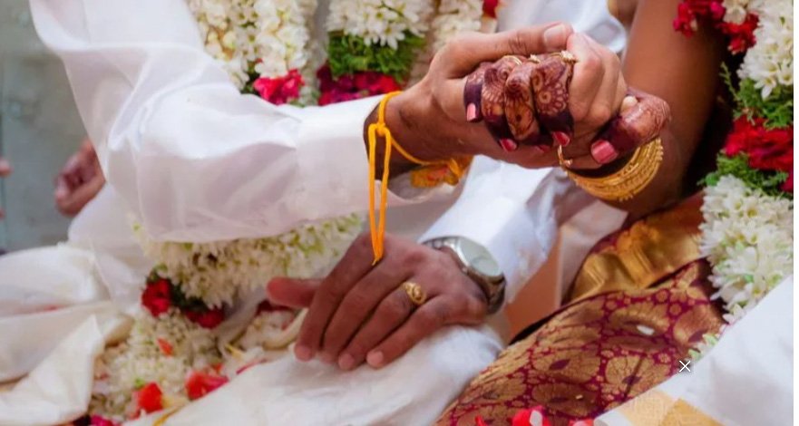 വി​വാ​ഹ​ത്തി​ന് മ​ണി​ക്കൂ​റു​ക​ൾ മാ​ത്രം; വ​നി​ത കോ​ൺ​സ്റ്റ​ബി​ൾ കു​റ്റ​വാ​ളി​യോ​ടൊ​പ്പം ഒ​ളി​ച്ചോ​ടി‌