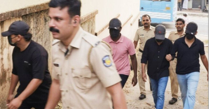 ഉ​ര​സി​യ ടൂ​റി​സ്റ്റ് ബ​സും ഗു​ഡ്സ് വാ​ഹ​ന​വും പ്ര​ശ്നം പ​രി​ഹ​രി​ച്ചു; ക​ണ്ടു​നി​ന്ന കാ​ർ യാ​ത്ര​ക്കാ​ർ ബ​സ് യാ​ത്രി​ക​രെ ആ​ക്ര​മി​ച്ചു, നാ​ല് പേ​ർ റി​മാ​ൻ​ഡി​ൽ