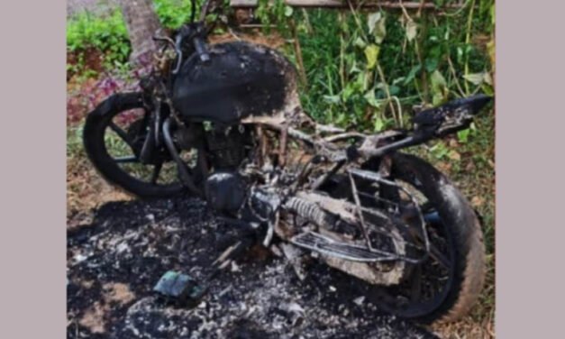 വി. ​കു​ഞ്ഞി​കൃ​ഷ്ണ​ൻ അ​നു​കൂ​ല പ്ര​ക​ട​നം; ബൈ​ക്ക് ക​ത്തി​ച്ച സം​ഭ​വ​ത്തി​ൽ അ​ന്വേ​ഷ​ണം ഇ​ഴ​യു​ന്നു