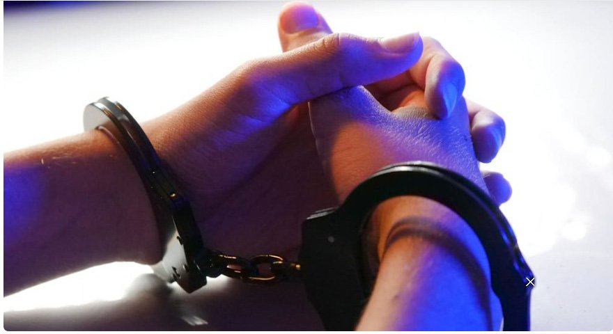 ഷാ​പ്പി​ല്‍ വ​ച്ച് യു​വ​തി​യെ​യും സു​ഹൃ​ത്തി​നെ​യും ആ​ക്ര​മി​ച്ച പ്ര​തി​ക​ൾ പി​ടി​യി​ൽ