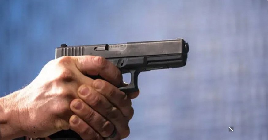 തൃ​ക്കു​ന്ന​പ്പു​ഴ​യി​ൽ ഉ​ത്സ​വ​ത്തി​നി​ടെ ഗു​ണ്ടാ​സം​ഘ​ങ്ങ​ൾ ത​മ്മി​ൽ ഏ​റ്റു​മു​ട്ടി; തോ​ക്ക് ചൂ​ണ്ടി ഭീ​ഷ​ണി, പ​ത്തോ​ളം പേ​ർ​ക്ക് പ​രി​ക്ക്