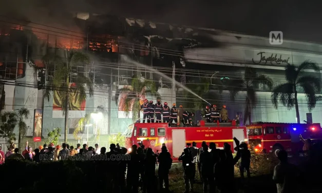 കോഴിക്കോട്ട് വസ്ത്രവ്യാപാരസ്ഥാപനത്തിൽ വൻ തീപ്പിടിത്തം; നിയന്ത്രണവിധേയമാക്കിയത് രണ്ടരമണിക്കൂറിന് ശേഷം