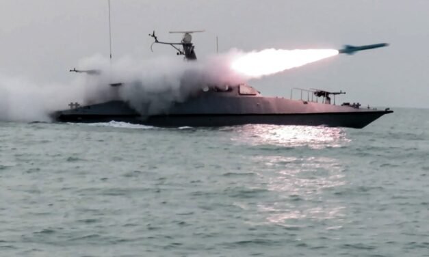 ഹോർമുസ് കടലിടുക്കിലേക്ക് മിസൈലുകള്‍ തൊടുത്തുവിട്ട് സൈനികാഭ്യാസം നടത്തി ഇറാൻ