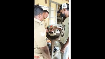 സ്റ്റീൽ മോതിരം വിരലിൽ കുടുങ്ങി, വേദനയിൽ പുളഞ്ഞ യുവാവിന് ആശ്വാസമായി ഫയർ ഫോഴ്സ്