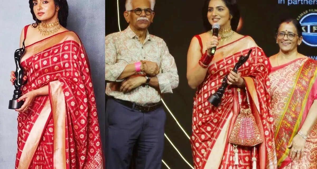 മുന്നോട്ട് പോകാൻ ഇവരാണ് പ്രേരണ’; ഫിലിംഫെയർ പുരസ്‌കാരം മാതാപിതാക്കൾക്ക് സമർപ്പിച്ച് പാർവതി