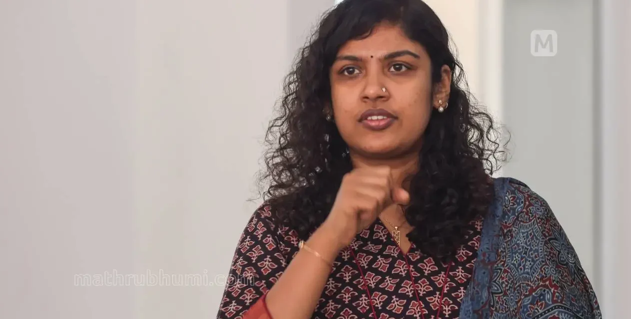 പ്രകോപനപരമായ മുദ്രാവാക്യം, ചിന്ത ജെറോം അടക്കം 55 പേർക്കെതിരെ കേസ്; സമൂഹത്തിൽ സ്പർധയുണ്ടാക്കാൻ ശ്രമിച്ചെന്ന് എഫ്ഐആർ