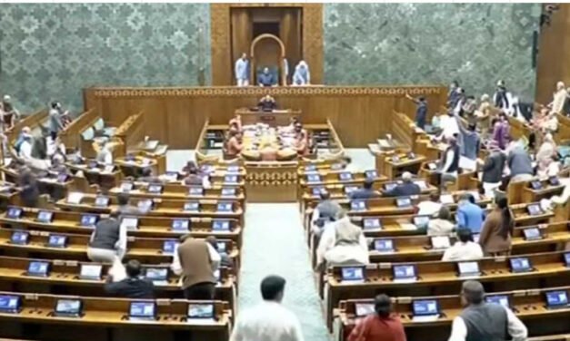 ‘സറണ്ടർ മോദി’ എന്ന മുദ്രാവാക്യവുമായി പ്രതിപക്ഷം; ഇരുസഭകളും ബഹളമയം