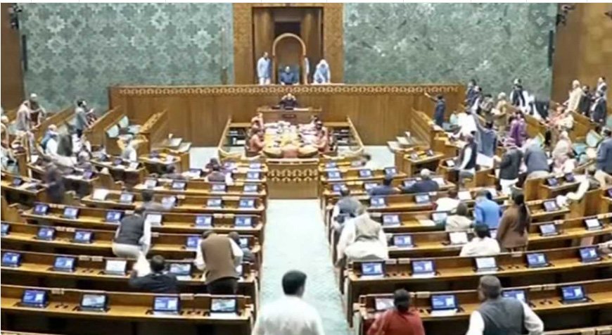 ‘സറണ്ടർ മോദി’ എന്ന മുദ്രാവാക്യവുമായി പ്രതിപക്ഷം; ഇരുസഭകളും ബഹളമയം