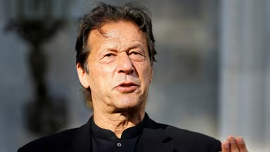 ഇമ്രാൻ ഖാനെ ജയിലിൽ നിന്ന് രഹസ്യമായി മാറ്റി? ആശങ്കയറിയിച്ച് പാർട്ടി