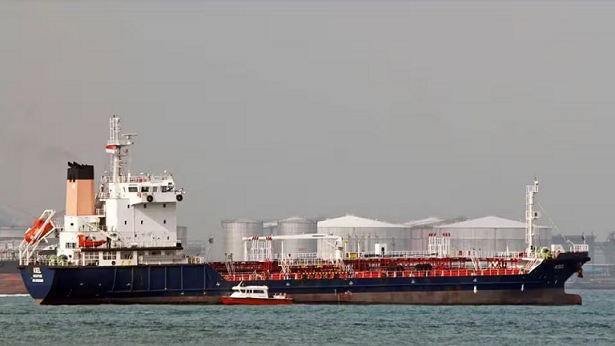 അന്താരാഷ്ട്ര എണ്ണക്കടത്ത് സംഘത്തെ പിടികൂടി ഇന്ത്യൻ കോസ്റ്റ് ഗാർഡ്