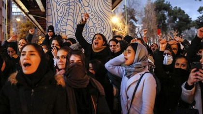 ഇറാനിൽ പ്രക്ഷോഭാഗ്നി പുകയുന്നു: യുഎസ് യുദ്ധഭീതിക്കിടെ രണ്ടാം ദിവസവും തെരുവിൽ ആഞ്ഞടിച്ച് ‘ജെൻ സി’