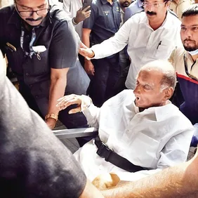 ആരോഗ്യനില വഷളായതിനെ തുടർന്ന് ശരദ് പവാറിനെ ആശുപത്രിയിൽ പ്രവേശിപ്പിച്ചു