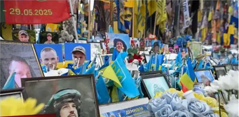 ഉക്രൈൻ യുദ്ധം ആരംഭിച്ചിട്ട് നാലുവർഷങ്ങൾ പിന്നിടുമ്പോൾ വീരമൃത്യു വരിച്ചവർക്ക് കണ്ണീരോടെ വിട നൽകി രാജ്യം