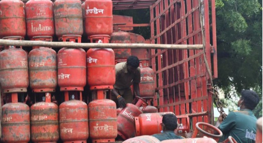 എ​ൽ​പി​ജി പ്ര​തി​സ​ന്ധി; ഗാ​ർ​ഹി​ക സി​ലി​ണ്ട​റു​ക​ളു​ടെ തൂ​ക്കം കു​റ​യ്‌​ക്കാ​ൻ ആ​ലോ​ച​ന