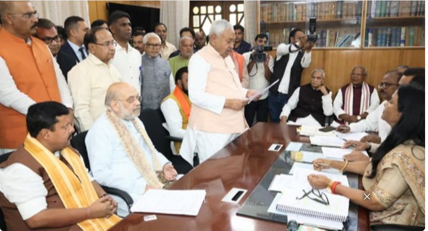 ബി​ഹാ​റി​ൽ ഇ​നി ബി​ജെ​പി മു​ഖ്യ​മ​ന്ത്രി; നി​തീ​ഷ് കു​മാ​ർ രാ​ജ്യ​സ​ഭ​യി​ലേ​ക്ക് പ​ത്രി​ക സ​മ​ർ​പ്പി​ച്ചു