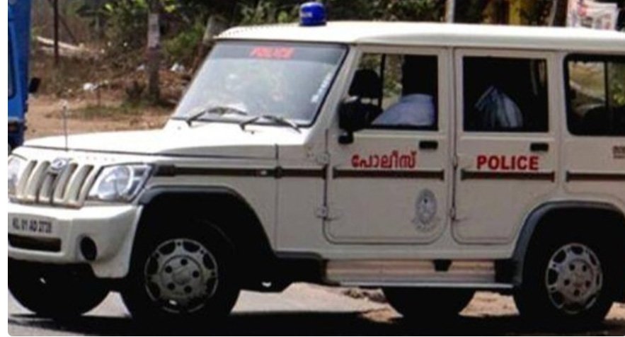 ബാ​ല​രാ​മ​പു​ര​ത്ത് വ​ൻ ആ​യു​ധ ശേ​ഖ​രം പി​ടി​കൂ​ടി; പോ​ലീ​സ് അ​ന്വേ​ഷ​ണം ആ​രം​ഭി​ച്ചു