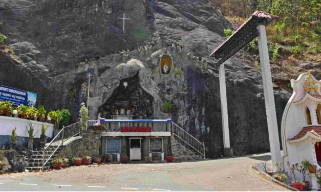 മ​ല​യോ​രം വോ​ട്ടാ​വേ​ശ​ത്തി​ല്‍; ഈ​രാ​റ്റു​പേ​ട്ട-​വാ​ഗ​മ​ണ്‍ റോ​ഡി​ലെ പ്ര​ധാ​ന ആ​ക​ര്‍​ഷ​ണ കേ​ന്ദ്ര​മാ​യി വെ​ള​ളി​കു​ളം കു​രി​ശു​പ​ള്ളി