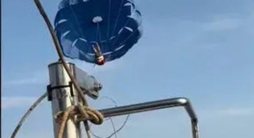 പാ​രാ​സെ​യി​ലിം​ഗി​നി​ടെ അ​പ​ക​ടം; വി​നോ​ദ​സ​ഞ്ചാ​രി ക​ട​ലി​ൽ വീ​ണു