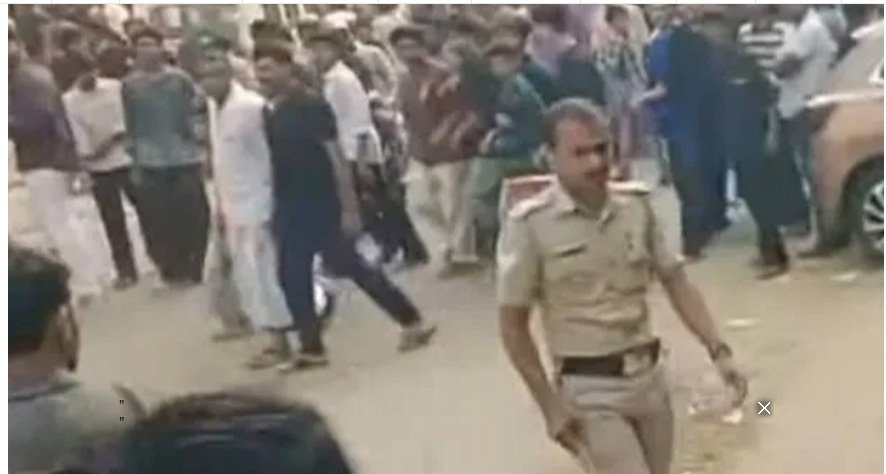 ഒ​രു രൂ​പ​യ്ക്ക് ഷൂ ​ഓ​ഫ​ർ; പിന്നാലെ സം​ഘ​ർ​ഷം, ലാത്തി വീശി പോലീസ്