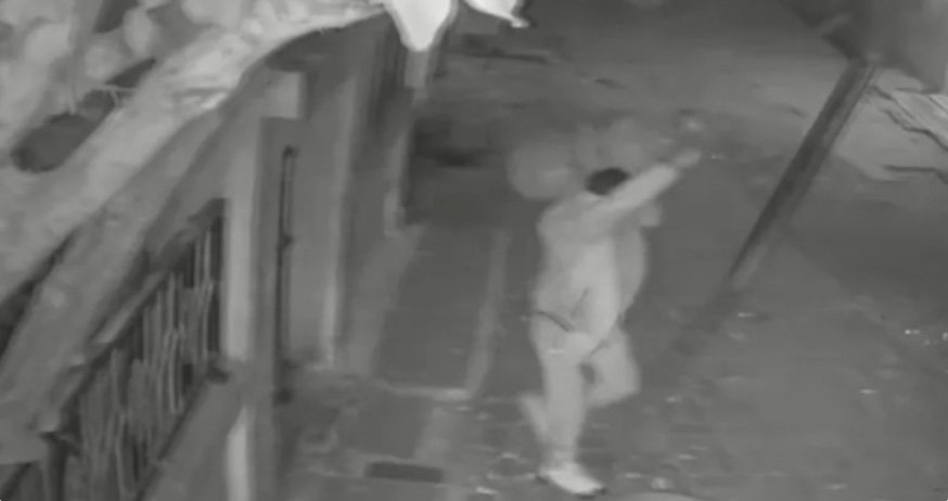 വീ​ട്ടി​ൽ അ​തി​ക്ര​മി​ച്ച് ക​യ​റി ഗ്യാ​സും സ്വർണവും മോ​ഷ്ടി​ച്ച് ക​ള്ള​ൻ