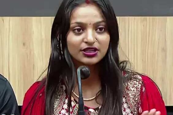 കയറി പിടിച്ചു, ഹിന്ദി സംവിധായകനെതിരേ ഗുരുതര ആരോപണവുമായി കുംഭമേള പെൺകുട്ടി മൊണാലിസ