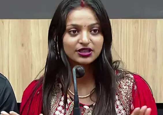 കയറി പിടിച്ചു, ഹിന്ദി സംവിധായകനെതിരേ ഗുരുതര ആരോപണവുമായി കുംഭമേള പെൺകുട്ടി മൊണാലിസ