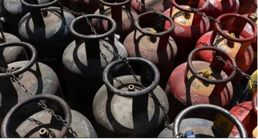 വാ​ണി​ജ്യ എ​ൽ​പി​ജി വി​ത​ര​ണം 70 ശ​ത​മാ​ന​മാ​യി ഉ​യ​ർ​ത്തി കേ​ന്ദ്രം; പ്ര​മു​ഖ വ്യ​വ​സാ​യ​ങ്ങ​ൾ​ക്ക് മു​ൻ​ഗ​ണ​ന