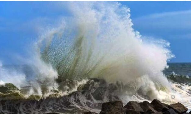 ക​ള്ള​ക്ക​ട​ൽ, ഉ​യ​ർ​ന്ന തി​ര​മാ​ല: കേ​ര​ള തീ​ര​ത്ത് കടലാക്രമണത്തിന് സാധ്യത, ജാഗ്രതാ നിർദേശം