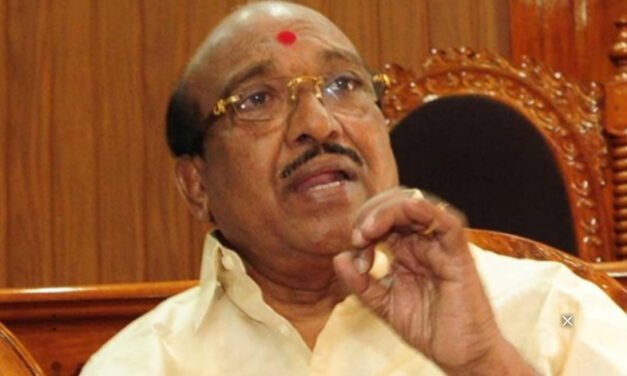 അ​​​​യോ​​​​ഗ്യ​​​​നാ​​​​ക്കി​​​​യ ഹൈ​​​​ക്കോ​​​​ട​​​​തി ഉ​​​​ത്ത​​​​ര​​​​വി​​​​ല്‍ പ്ര​​​​തി​​​​ക​​​​രി​​​​ക്കാ​​​​തെ വെ​​​​ള്ളാ​​​​പ്പ​​​​ള്ളി