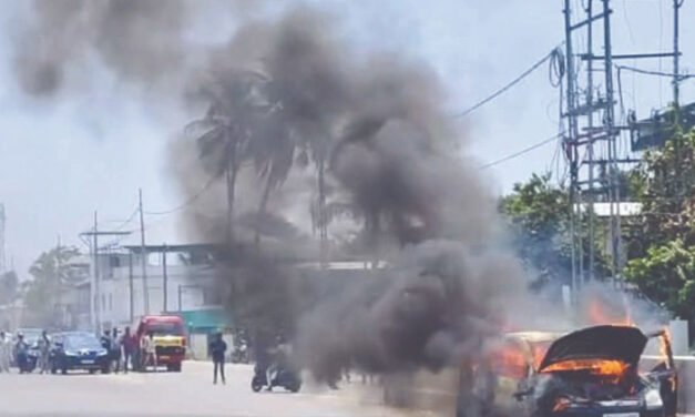 കാ​റി​ന് തീ​പി​ടി​ച്ചു, ദ​മ്പ​തി​ക​ൾ അ​ദ്ഭു​ത​ക​ര​മാ​യി ര​ക്ഷ​പ്പെട്ടു