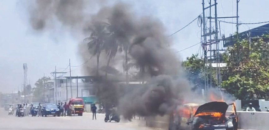 കാ​റി​ന് തീ​പി​ടി​ച്ചു, ദ​മ്പ​തി​ക​ൾ അ​ദ്ഭു​ത​ക​ര​മാ​യി ര​ക്ഷ​പ്പെട്ടു