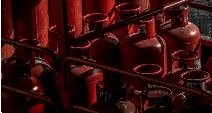 എ​ൽ​പി​ജി പ്ര​തി​സ​ന്ധി; സ​മാ​ജ്‌​വാ​ദി പാ​ർ​ട്ടി നേ​താ​വി​ന്‍റെ വീ​ട്ടി​ൽ​നി​ന്ന് 55 സി​ലി​ണ്ട​റു​ക​ൾ പി​ടി​ച്ചെ​ടു​ത്തു