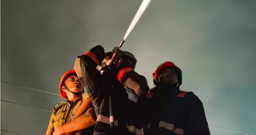 തി​രു​വ​ന​ന്ത​പു​ര​ത്ത് വ​ൻ തീ​പി​ടി​ത്തം; തീ ​കെ​ടു​ത്താ​നു​ള്ള ശ്ര​മ​ങ്ങ​ൾ തു​ട​രു​ന്നു