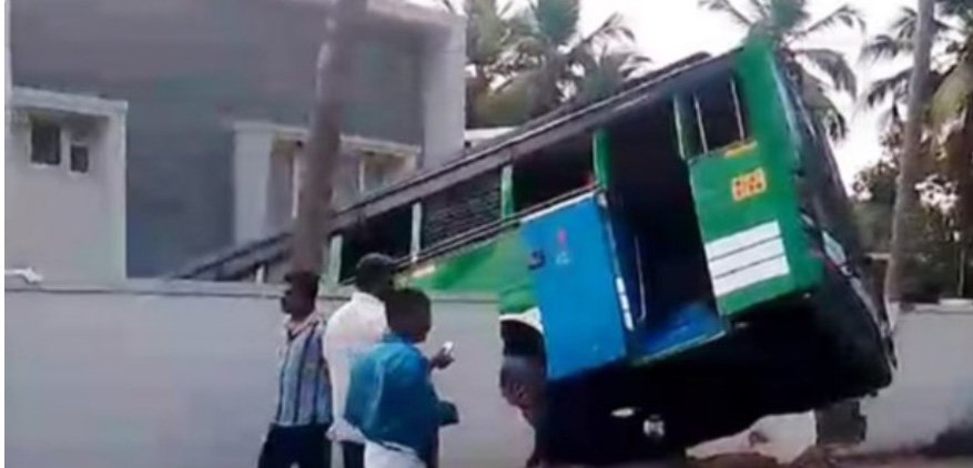 സ്വ​കാ​ര്യ ബ​സ് വീ​ട്ടി​ലേ​ക്ക് ഇ​ടി​ച്ചു ക​യ​റി; ഒ​രാ​ൾ​ക്ക് പ​രി​ക്ക്