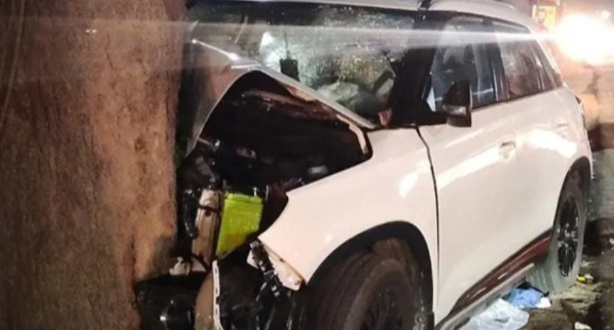 നി​യ​ന്ത്ര​ണം​വി​ട്ട കാ​ർ മ​ര​ത്തി​ലി​ടി​ച്ചു; ഒ​രു കു​ടും​ബ​ത്തി​ലെ ആ​റു​പേ​ർ​ക്ക് പ​രി​ക്ക്