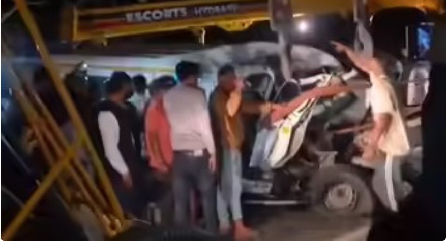 രോ​ഗി​യു​മാ​യി പോ​യ ആം​ബു​ല​ൻ​സ് ട്ര​ക്കു​മാ​യി കൂ​ട്ടി​യി​ടി​ച്ച് ഏ​ഴ് മ​ര​ണം